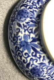 Une bo&icirc;te couverte en porcelaine de Chine en bleu et blanc, marque de Kangxi, 19&egrave;me