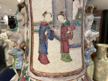 Deux vases en porcelaine de Chine famille rose, 19&egrave;me