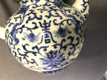 Een Chinese blauw-witte kan met vleermuizen en Shou-symbolen, 19e eeuw