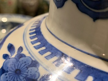 Een Chinese blauw-witte 'draken' vaas met houten deksel en voet, Kangxi