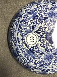 Une bo&icirc;te couverte en porcelaine de Chine en bleu et blanc, marque de Kangxi, 19&egrave;me