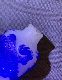 Neuf tabati&egrave;res en verre bleu overlay sur fond bull&eacute; et transparent, Chine, 18/20&egrave;me