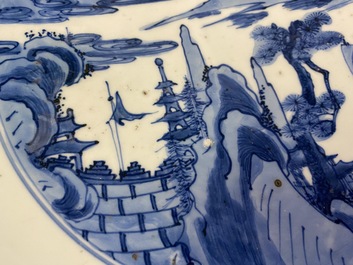 Un plat en porcelaine de Chine en bleu et blanc &agrave; d&eacute;cor d'un paysage fluviale, Jiajing