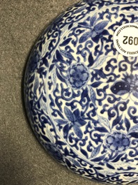 Une bo&icirc;te couverte en porcelaine de Chine en bleu et blanc, marque de Kangxi, 19&egrave;me