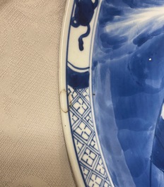 Un plat en porcelaine de Chine en bleu et blanc, Kangxi