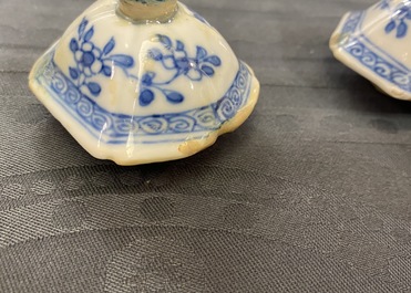 Vijf Chinese blauw-witte vazen, Kangxi