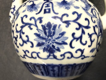 Een Chinese blauw-witte kan met vleermuizen en Shou-symbolen, 19e eeuw