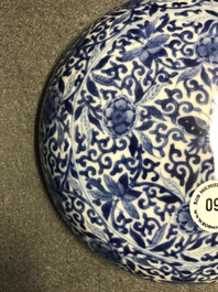 Une bo&icirc;te couverte en porcelaine de Chine en bleu et blanc, marque de Kangxi, 19&egrave;me