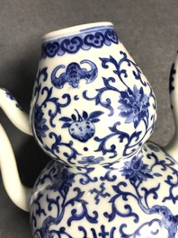 Une verseuse en porcelaine de Chine en bleu et blanc, 19&egrave;me