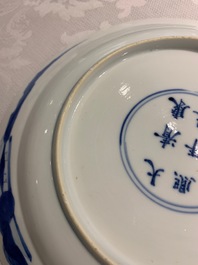 Une assiette en porcelaine de Chine bleu et blanc, marque et &eacute;poque de Kangxi