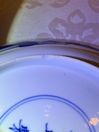 Une assiette en porcelaine de Chine bleu et blanc, marque et &eacute;poque de Kangxi