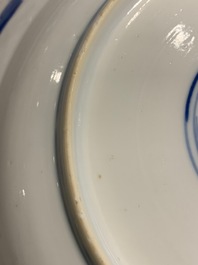 Une assiette en porcelaine de Chine bleu et blanc, marque et &eacute;poque de Kangxi