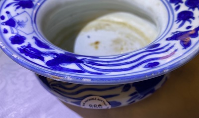 Un crachoir de type zha dou en porcelaine de Chine en bleu et blanc, Ming
