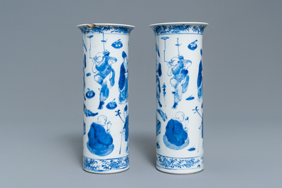 Une garniture de cinq vases en porcelaine de Chine en bleu et blanc, marque de Kangxi, 19&egrave;me