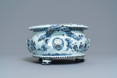 Een uitzonderlijke blauw-witte Delftse jardini&egrave;re met chinoiserie decor, eind 17e eeuw