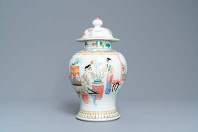 Un vase couvert en porcelaine de Chine famille rose, 19/20&egrave;me