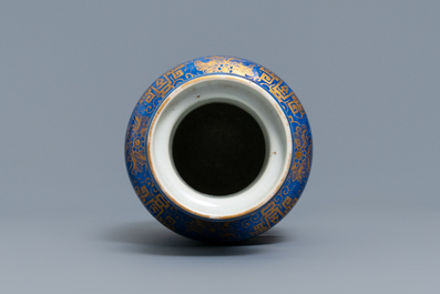 Un vase de forme rouleau en porcelaine de Chine bleu poudr&eacute; et dor&eacute;, 19&egrave;me