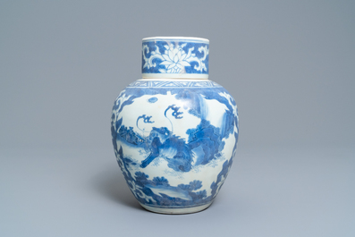 Un pot couvert en porcelaine de Chine en bleu et blanc &agrave; d&eacute;cor d'animaux mythiques, &eacute;pave du Hatcher cargo, &eacute;poque Transition