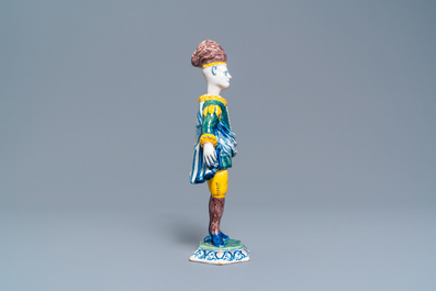 Een polychrome Delftse figuur van een acteur met knikkend hoofd, 1e kwart 18e eeuw