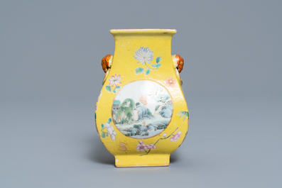 Un vase en porcelaine de Chine famille rose &agrave; fond jaune, 19/20&egrave;me