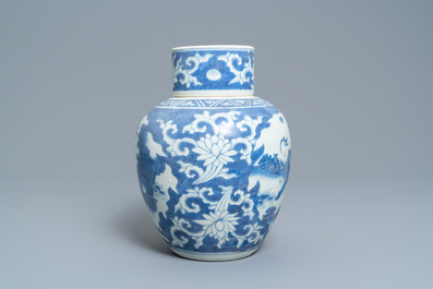 Un pot couvert en porcelaine de Chine en bleu et blanc &agrave; d&eacute;cor d'animaux mythiques, &eacute;pave du Hatcher cargo, &eacute;poque Transition