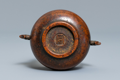 A Chinese bronze two-handled censer, 19/20th C.