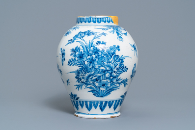 Een blauw-witte Delftse pot met chinoiserie decor, Londen of Frankfurt, eind 17e eeuw