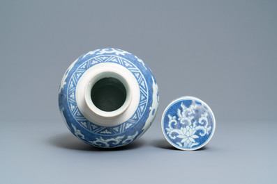 Un pot couvert en porcelaine de Chine en bleu et blanc &agrave; d&eacute;cor d'animaux mythiques, &eacute;pave du Hatcher cargo, &eacute;poque Transition