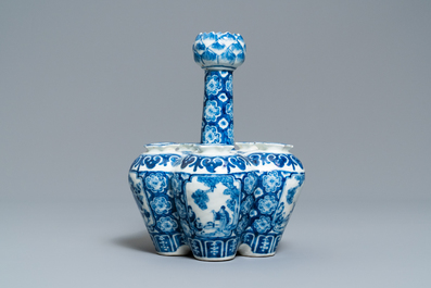 Deux vases en porcelaine de Chine en bleu et blanc, 19&egrave;me