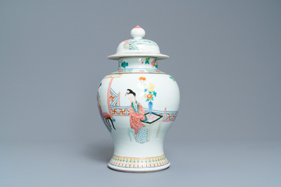 Un vase couvert en porcelaine de Chine famille rose, 19/20&egrave;me