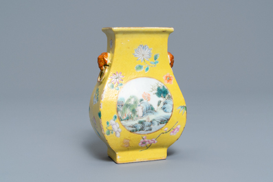 Un vase en porcelaine de Chine famille rose &agrave; fond jaune, 19/20&egrave;me