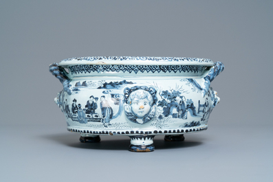 Een uitzonderlijke blauw-witte Delftse jardini&egrave;re met chinoiserie decor, eind 17e eeuw