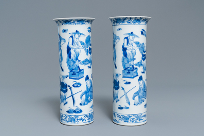 Une garniture de cinq vases en porcelaine de Chine en bleu et blanc, marque de Kangxi, 19&egrave;me