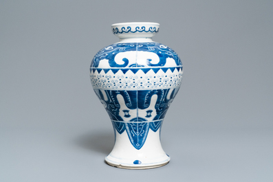 Deux vases en porcelaine de Chine en bleu et blanc, 19&egrave;me