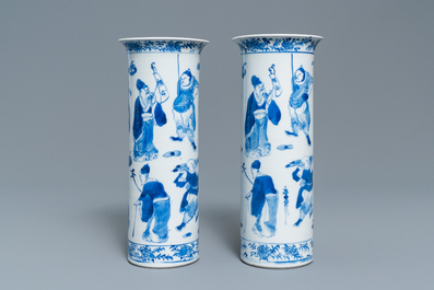 Une garniture de cinq vases en porcelaine de Chine en bleu et blanc, marque de Kangxi, 19&egrave;me