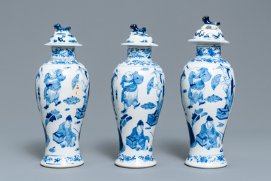 Een Chinees blauw-wit vijfdelig kaststel, Kangxi merk, 19e eeuw