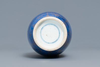 Een Chinese poederblauwe rouleau vaas met verguld decor, 19e eeuw