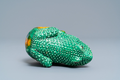 Un mod&egrave;le d'un crapaud en porcelaine de Chine biscuit &eacute;maill&eacute; verte, Kangxi