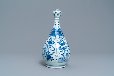 Un vase en porcelaine de Chine en bleu et blanc &agrave; d&eacute;cor floral, Wanli