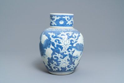 Un pot couvert en porcelaine de Chine en bleu et blanc &agrave; d&eacute;cor d'animaux mythiques, &eacute;pave du Hatcher cargo, &eacute;poque Transition