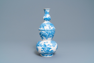 Een fraaie blauw-witte Delftse knobbelvaas met chinoiserie decor, laatste kwart 17e eeuw