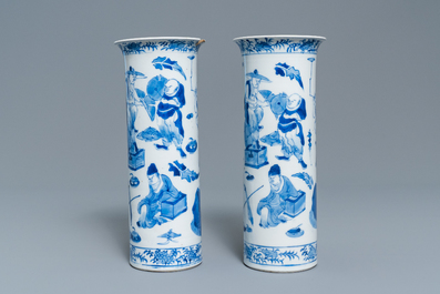 Une garniture de cinq vases en porcelaine de Chine en bleu et blanc, marque de Kangxi, 19&egrave;me