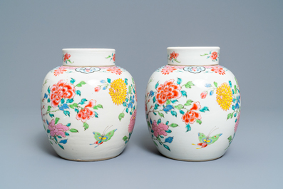 Une paire de pots couverts en porcelaine de Chine famille rose &agrave; d&eacute;cor floral, Yongzheng