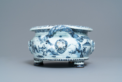 Een uitzonderlijke blauw-witte Delftse jardini&egrave;re met chinoiserie decor, eind 17e eeuw