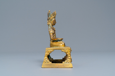 Een Sino-Tibetaanse verguld bronzen figuur van Boeddha Amitayus, Qianlong