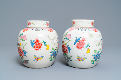 Une paire de pots couverts en porcelaine de Chine famille rose &agrave; d&eacute;cor floral, Yongzheng