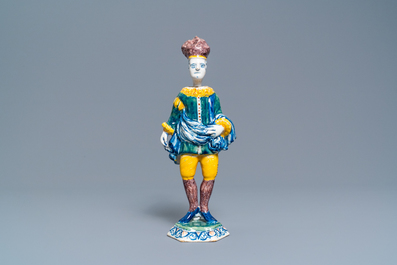 Een polychrome Delftse figuur van een acteur met knikkend hoofd, 1e kwart 18e eeuw