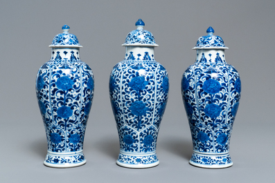 Une garniture de cinq vases en porcelaine de Chine en bleu et blanc &agrave; d&eacute;cor floral, Kangxi