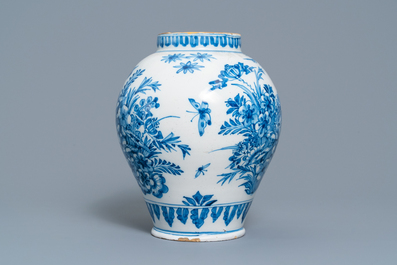 Un pot en fa&iuml;ence de Delft en bleu et blanc &agrave; d&eacute;cor de chinoiserie, Londres ou Francfort, fin du 17&egrave;me