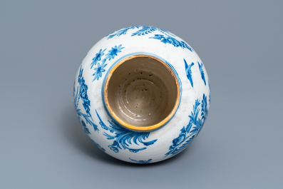 Un pot en fa&iuml;ence de Delft en bleu et blanc &agrave; d&eacute;cor de chinoiserie, Londres ou Francfort, fin du 17&egrave;me